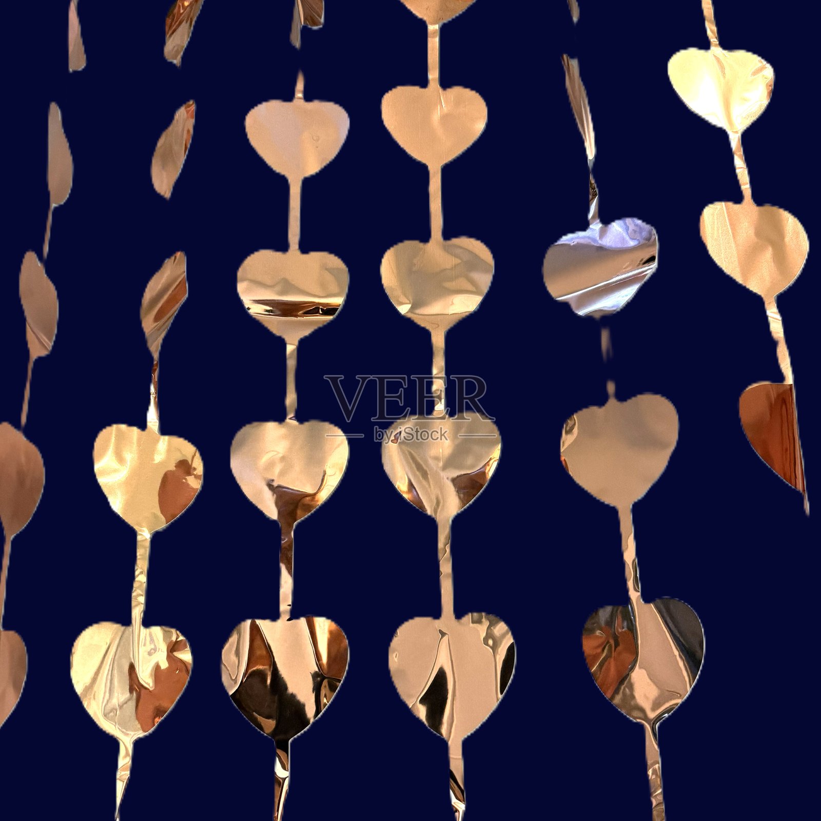 优雅的圣诞花环，饰有金色心形挂饰照片摄影图片