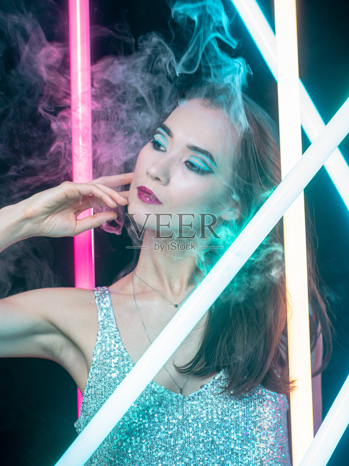 亚洲女性的高级时尚霓虹肖像照片摄影图片