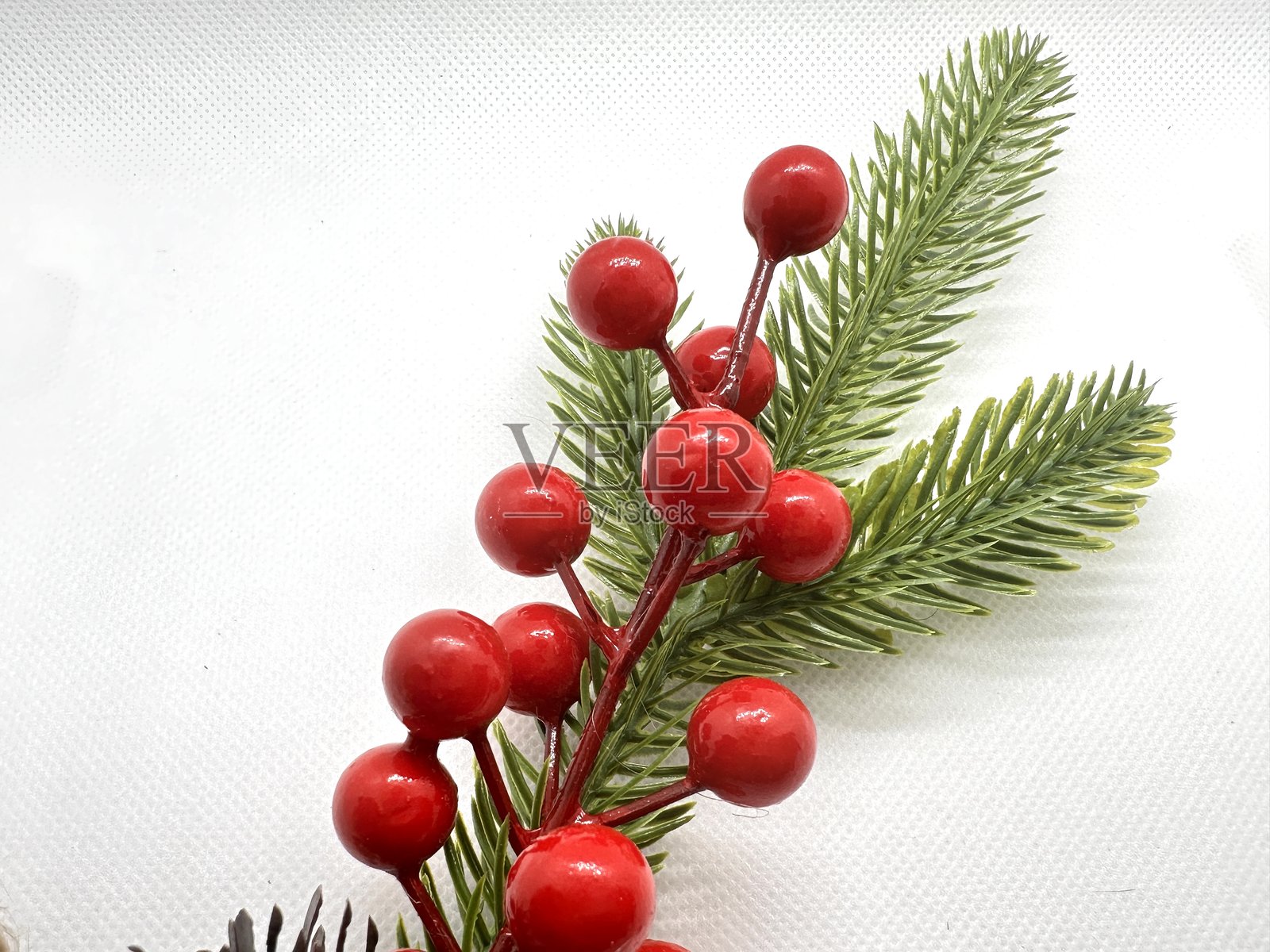 白色背景上的鲜红浆果和绿色松针，节日装饰，植物构图，节日植物布置照片摄影图片