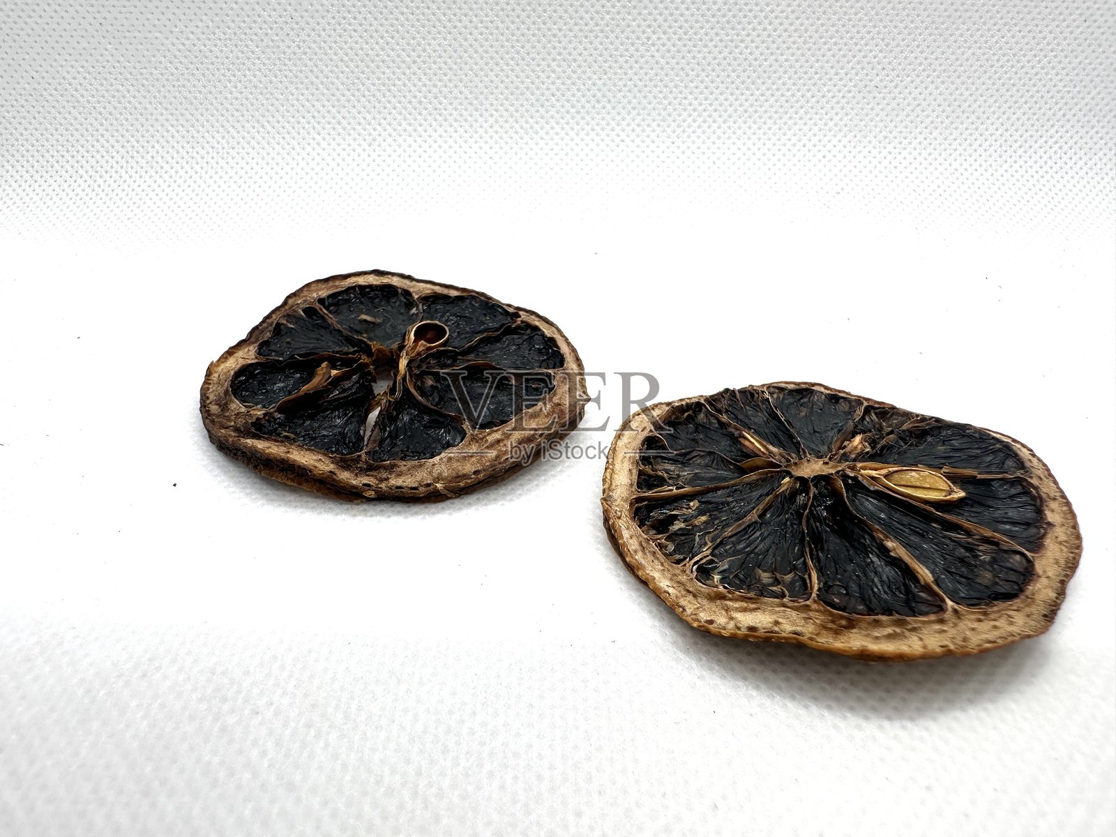 白色背景上的干柑橘片，用于家庭和专业环境的天然装饰和烹饪用途照片摄影图片