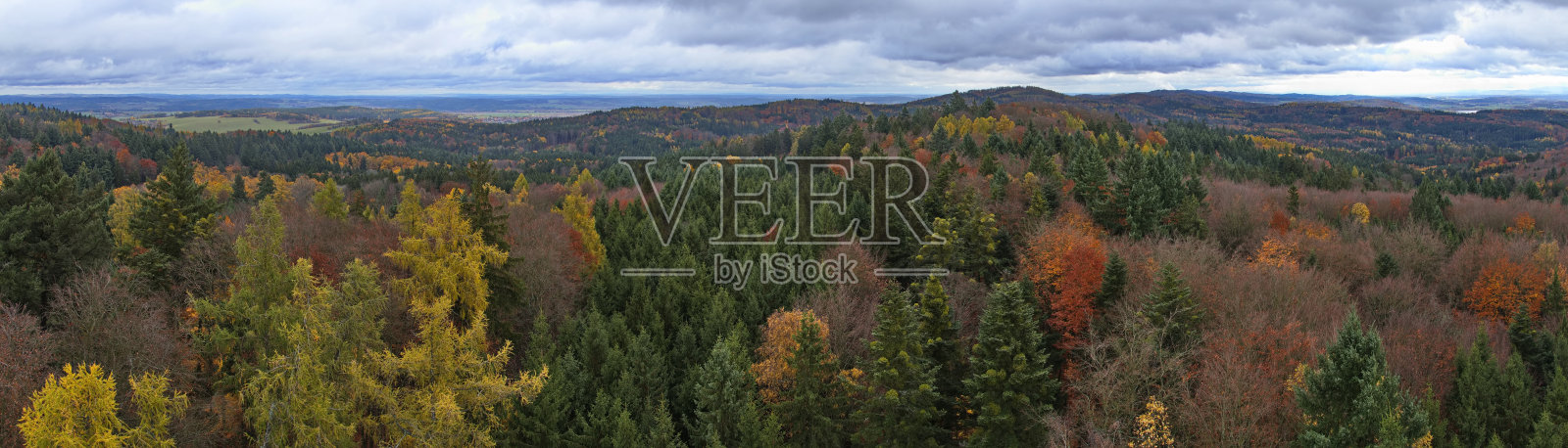 捷克共和国、南波希米亚地区、皮塞克市、雅尔尼克山观景塔的全景视图照片摄影图片