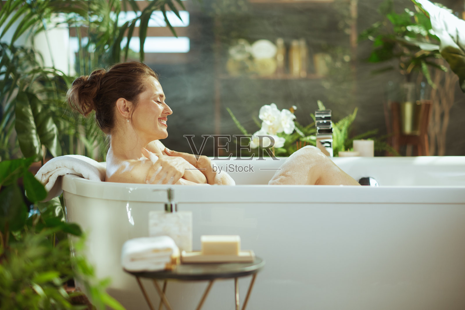 郁郁葱葱的浴室里的宁静自理仪式照片摄影图片