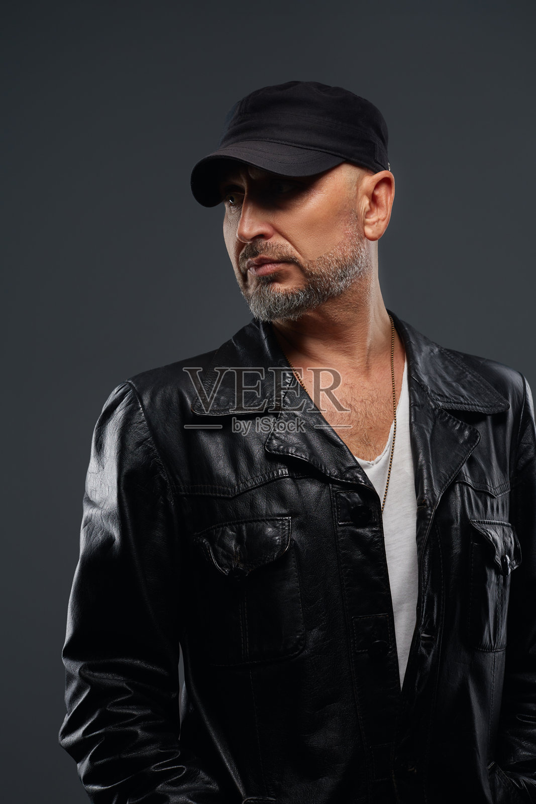 身穿皮夹克的英俊硬汉自信地摆姿势照片摄影图片