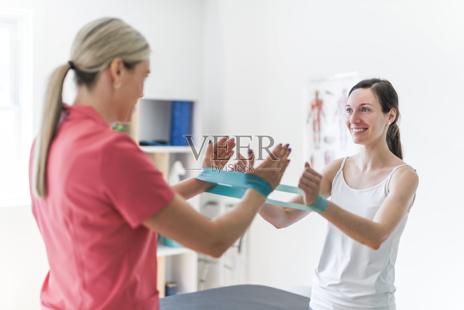 现代康复理疗诊所，配备专业人员和客户照片摄影图片