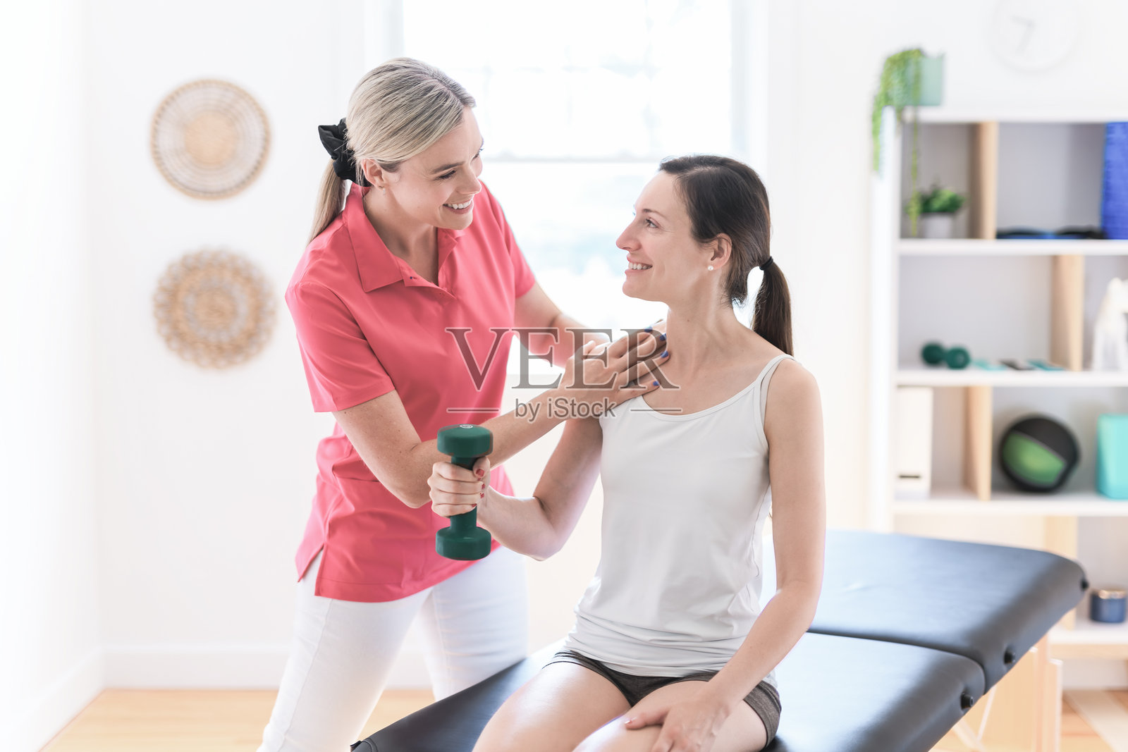 现代康复理疗诊所，有专业人士与客户照片摄影图片