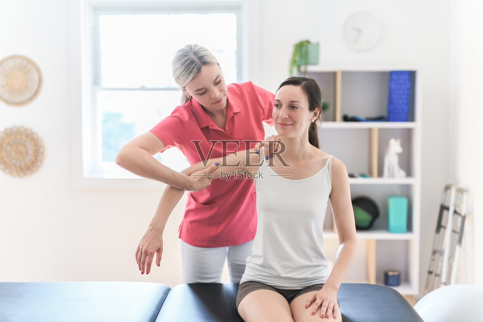 现代康复理疗诊所，有专业人员和客户照片摄影图片