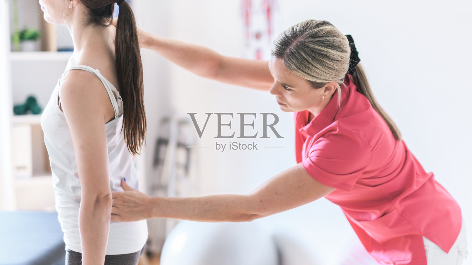 现代康复理疗诊所，有专业治疗师和客户照片摄影图片