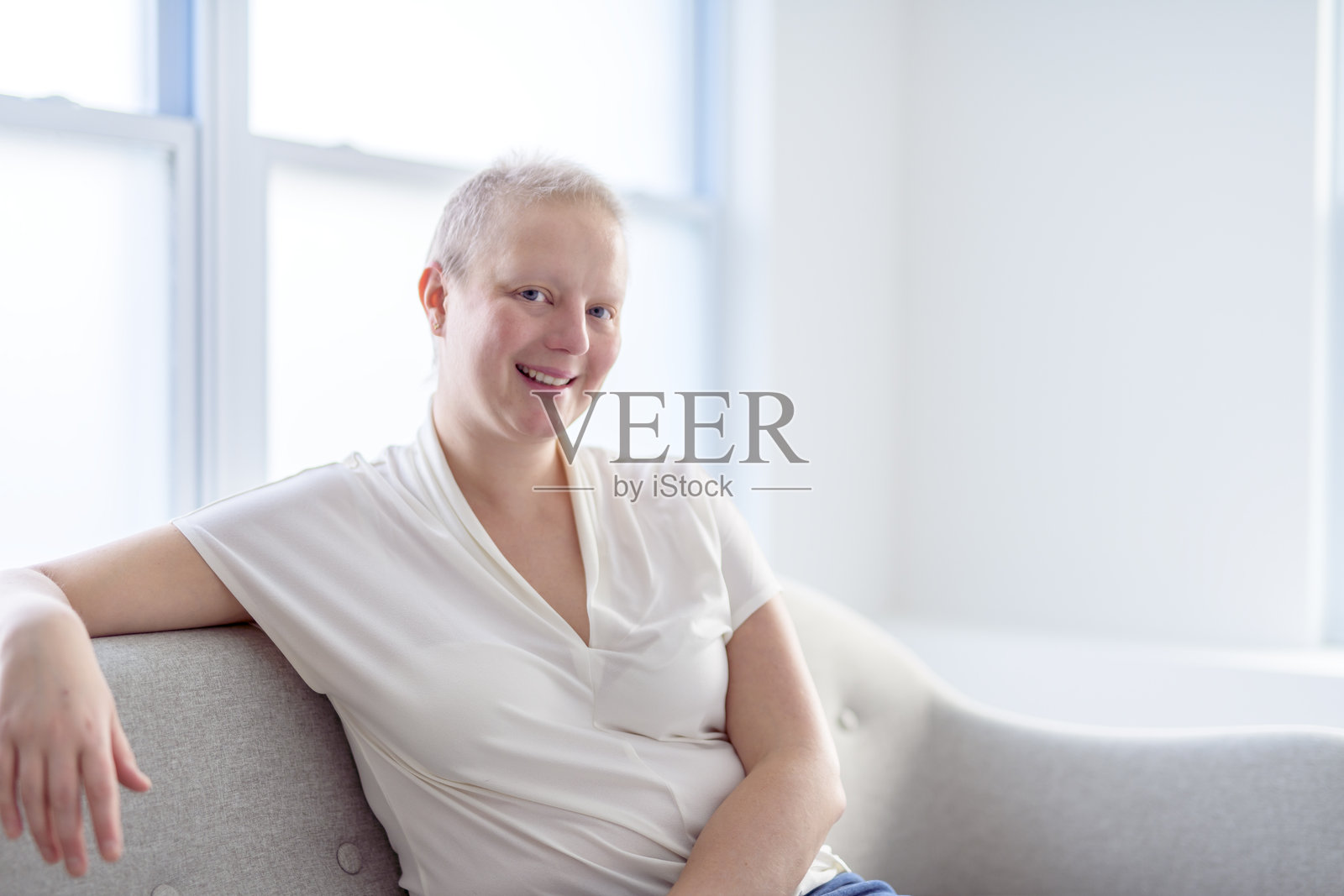 一位患有乳腺癌的女性在明亮的房间里照片摄影图片