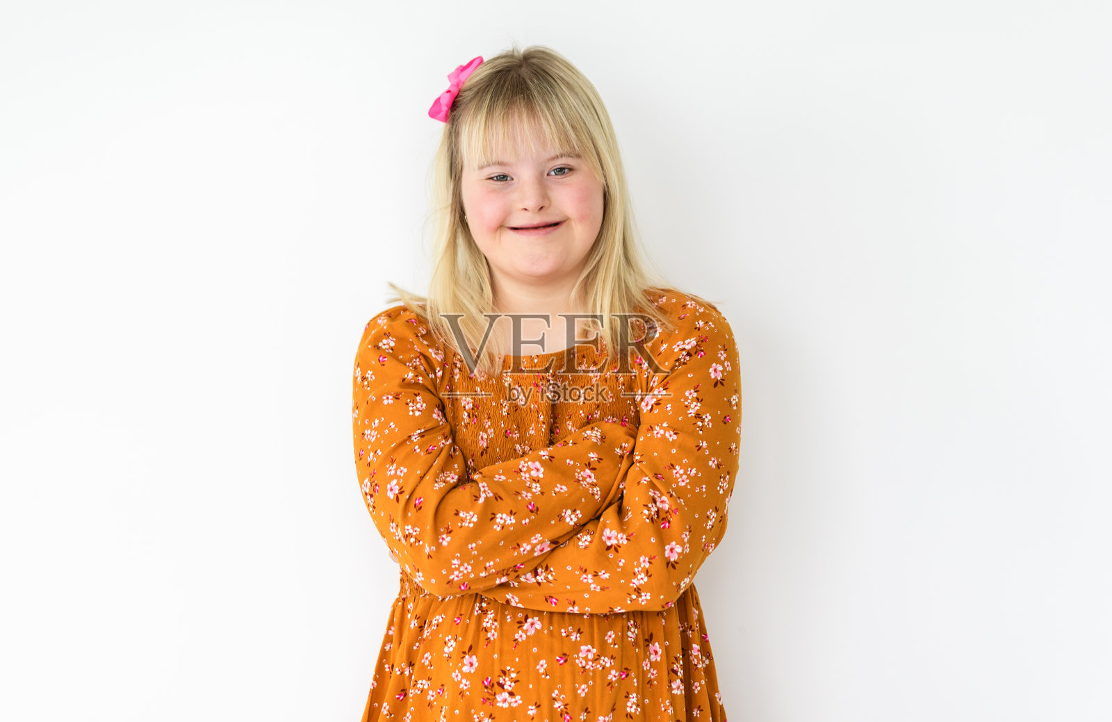 患有唐氏综合征的美丽小女孩肖像照片摄影图片