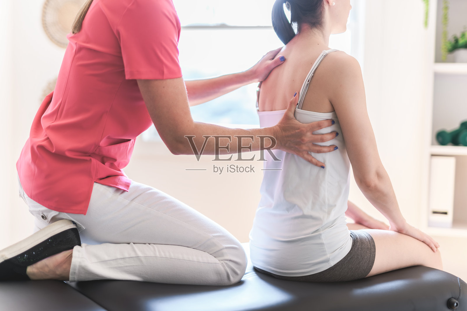 现代康复理疗诊所，有专业治疗师和客户照片摄影图片
