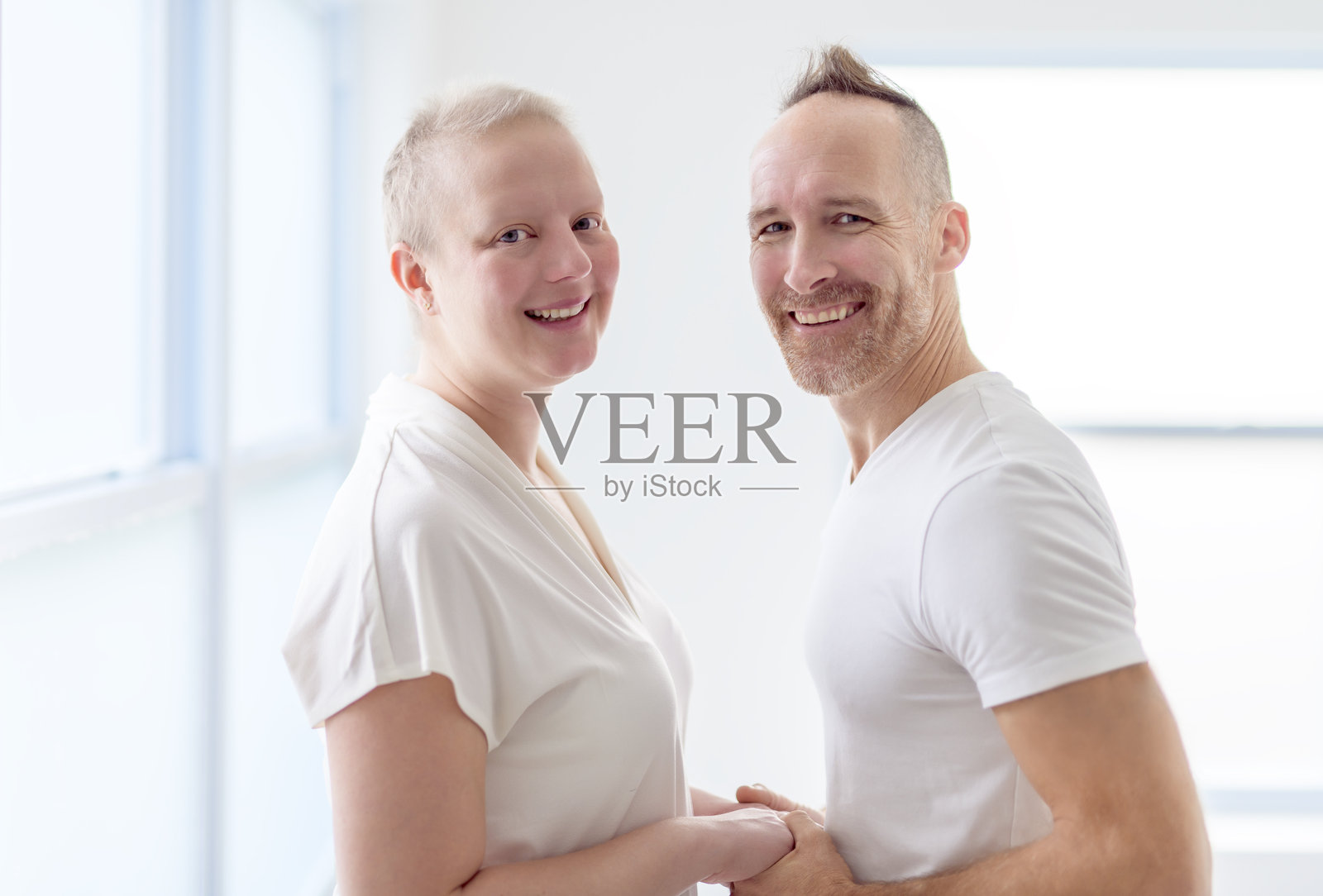 患有乳腺癌的女性和她的男友在明亮的房间里照片摄影图片