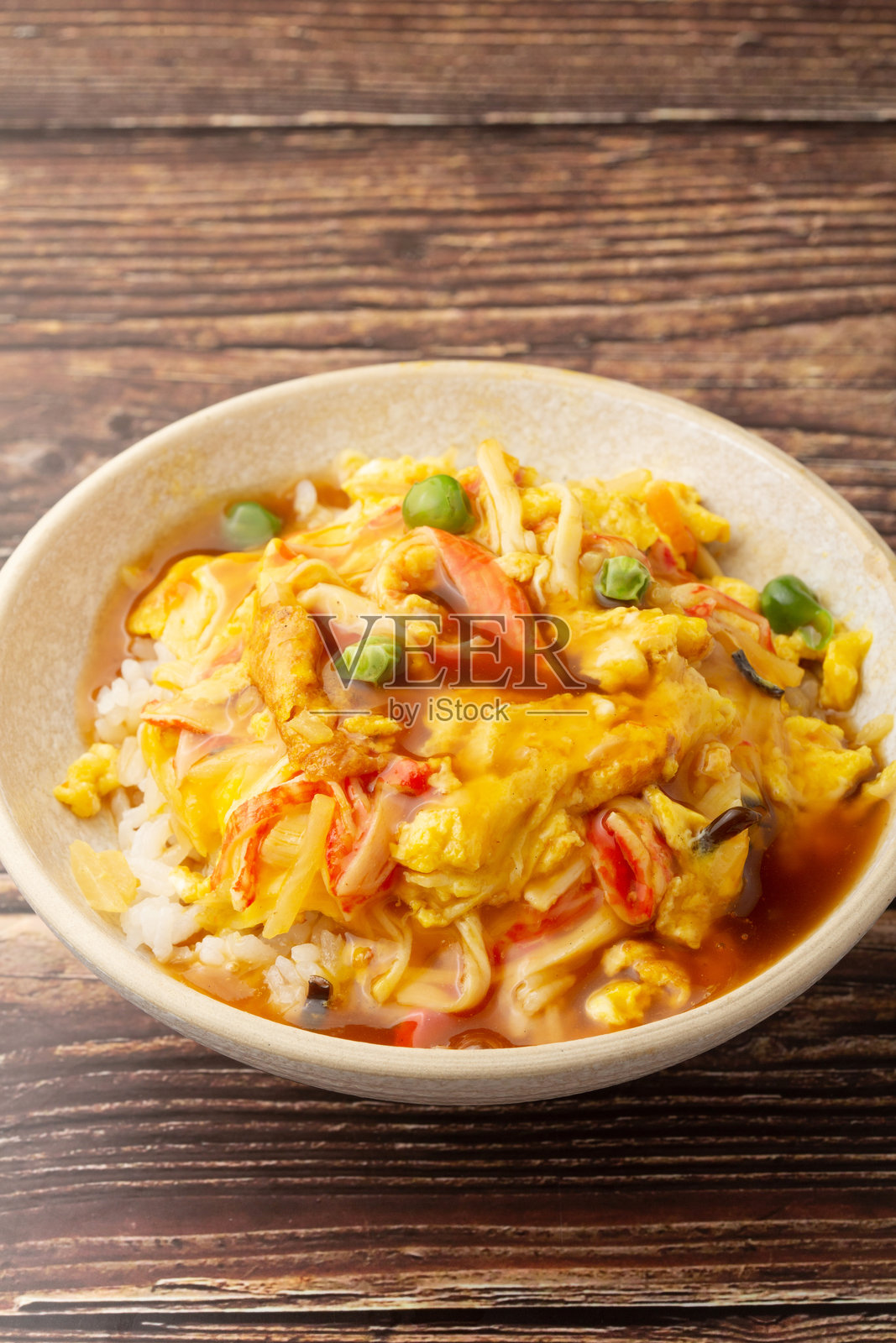 天津丼，酸甜蟹肉蛋包饭。照片摄影图片