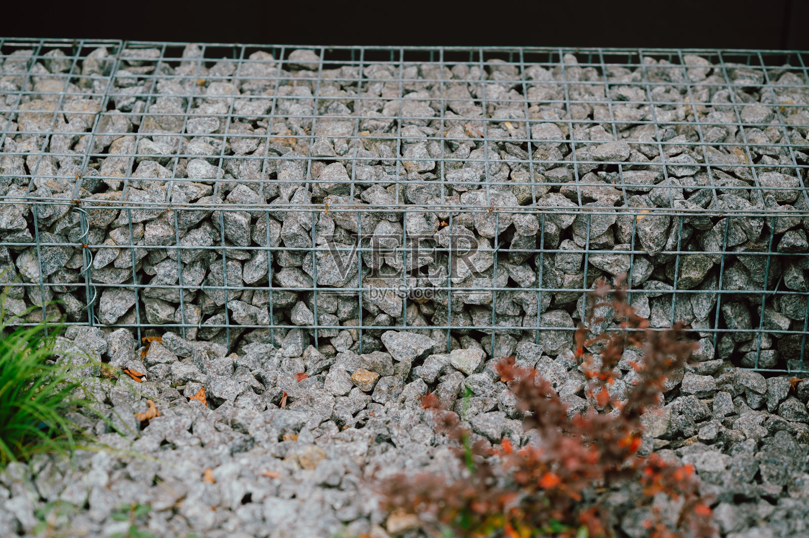可持续的石墙搭配植物，耐用的金属笼墙与植被元素融为一体照片摄影图片
