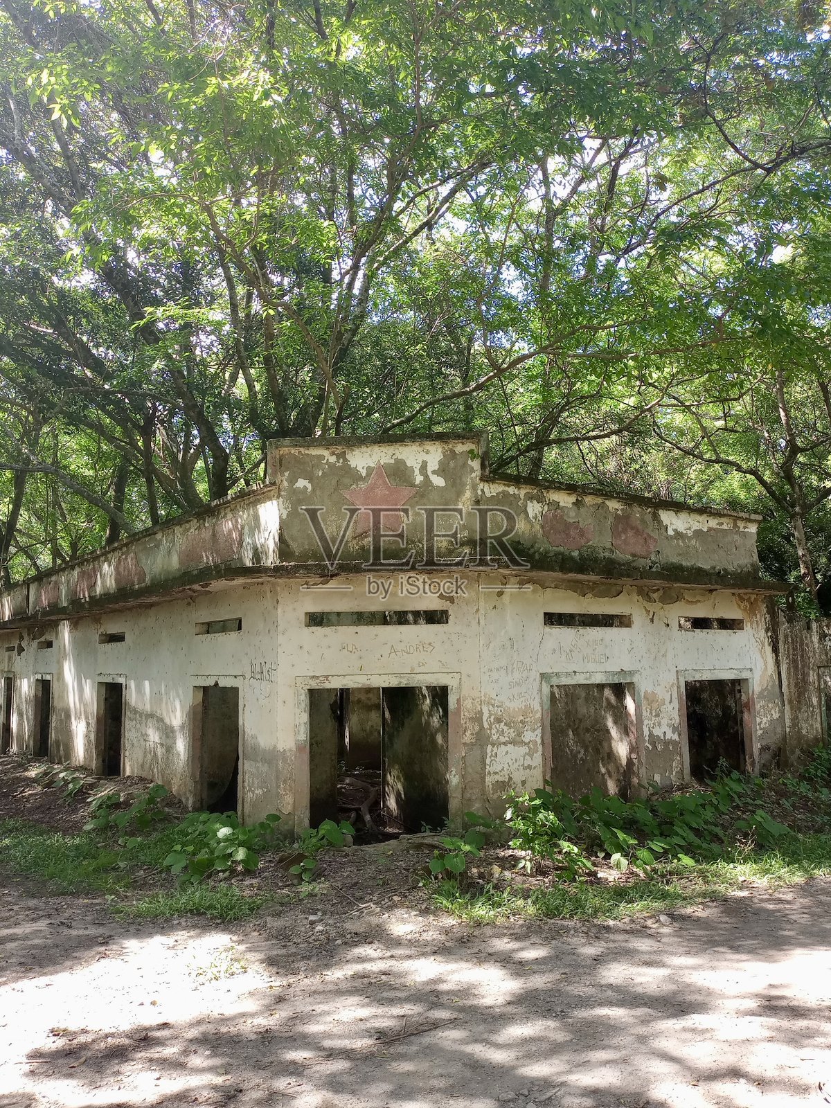 哥伦比亚阿梅罗遗址中被遗弃的建筑和红星照片摄影图片