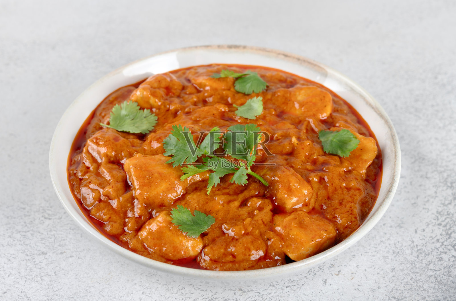 印度黄油鸡，配以奶油番茄香料酱和香菜。概念菜单、博客、外卖、食谱书。照片摄影图片