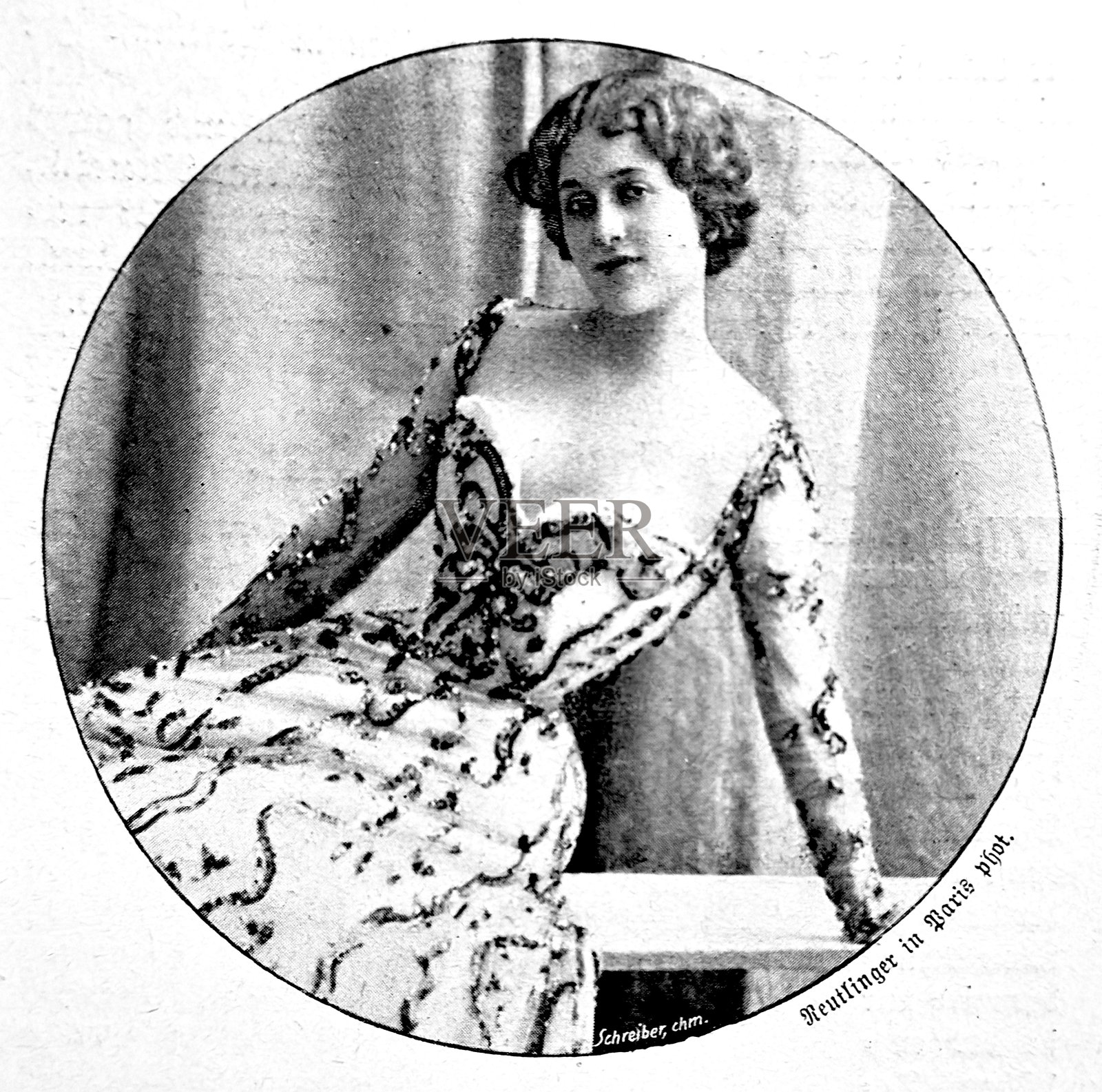 一位身着华丽晚礼服的女子斜倚着，在柔和的影室灯光下捕捉到的一个从容、戏剧化的瞬间。插画图片素材