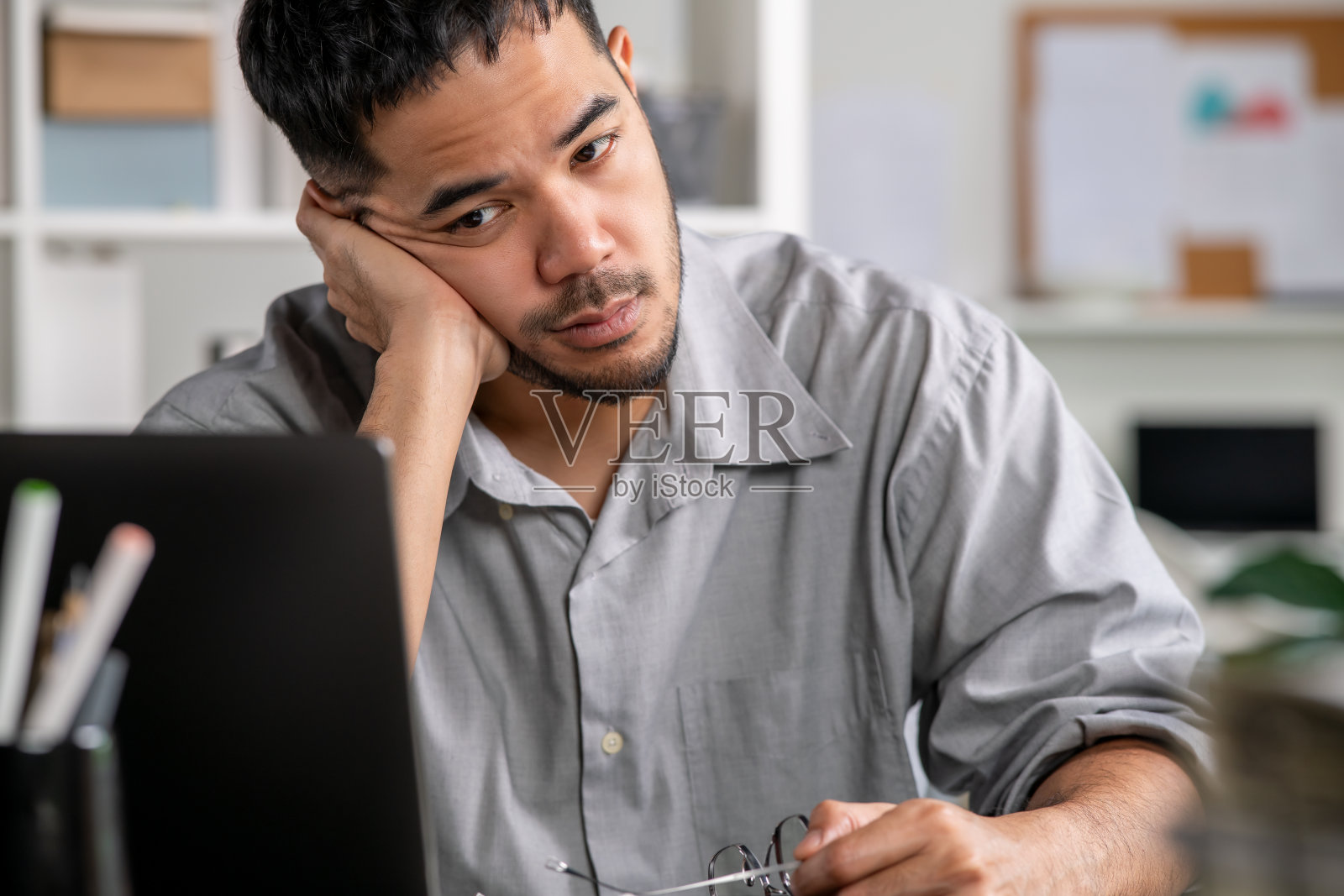 一名商人因工作而感到压力，在办公室工作感到过度劳累和精疲力尽照片摄影图片