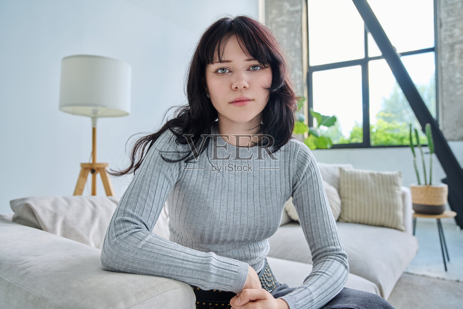 摄像头视图：年轻严肃的女性看向镜头，在线会议，视频通话照片摄影图片