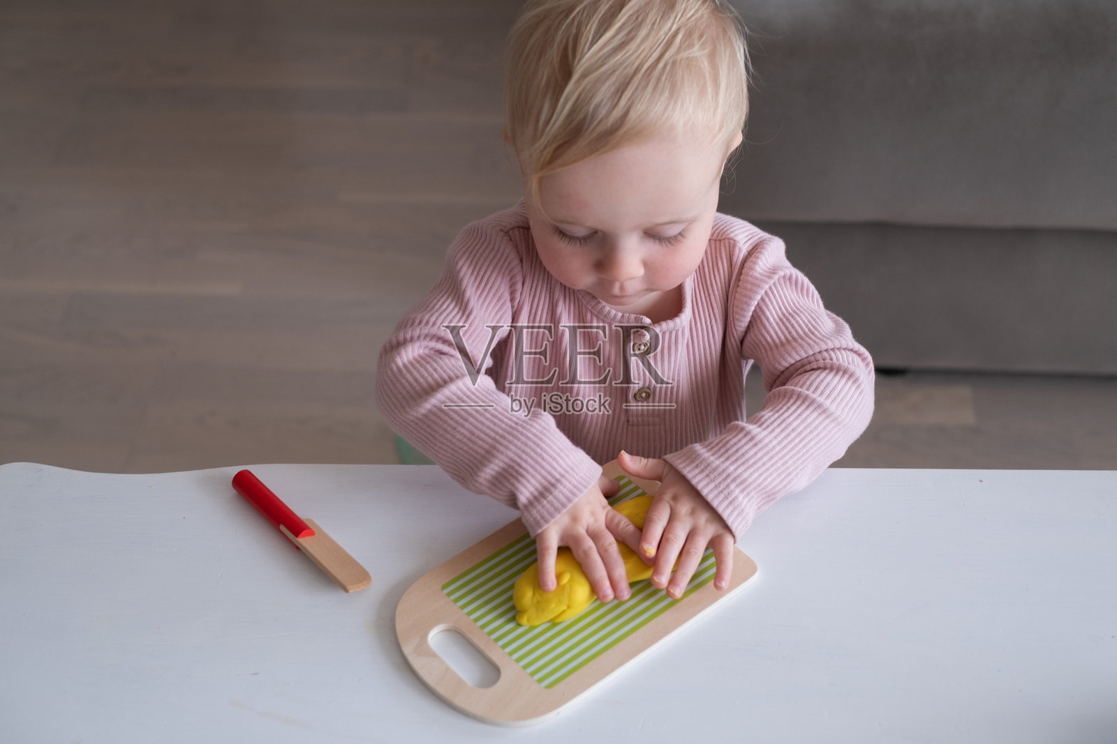 快乐的幼儿正在玩橡皮泥进行手工艺术创作照片摄影图片