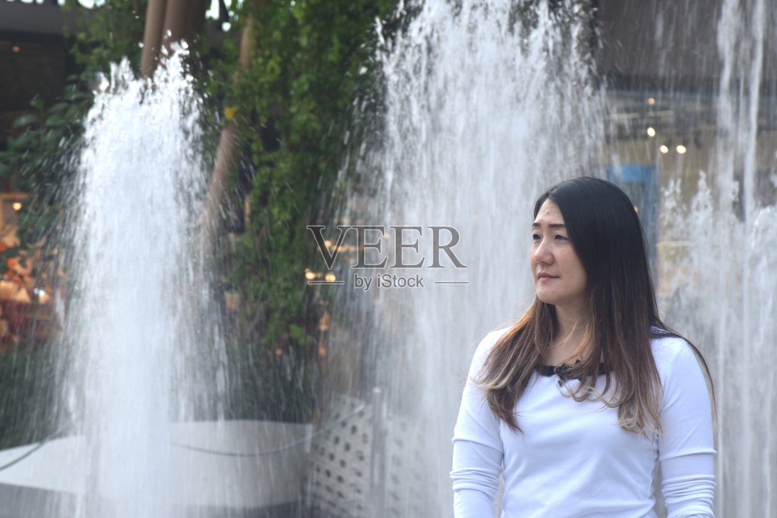 亚洲女性在公共购物中心手持纸袋照片摄影图片