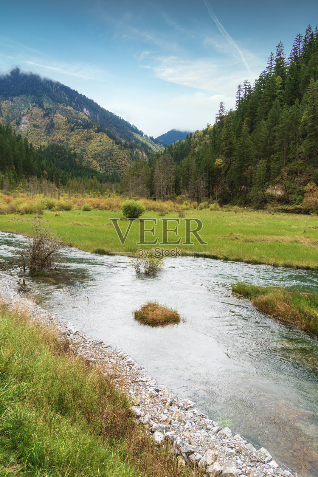 秋季中国四川九寨沟国家公园的绝美风景照片摄影图片