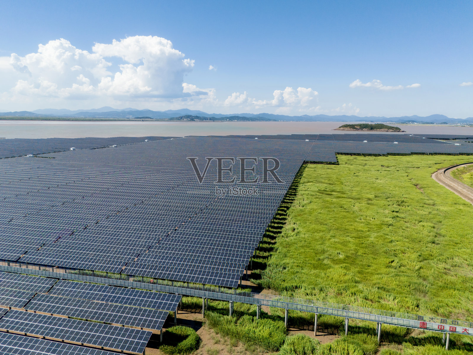 海上光伏发电站照片摄影图片