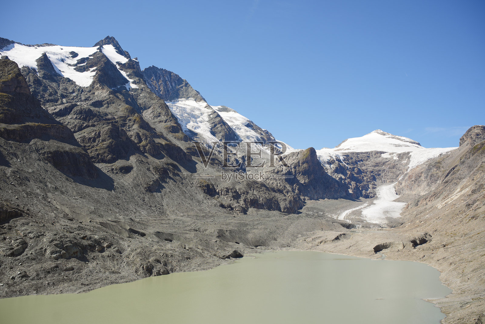 航拍的湖泊与雪山照片摄影图片