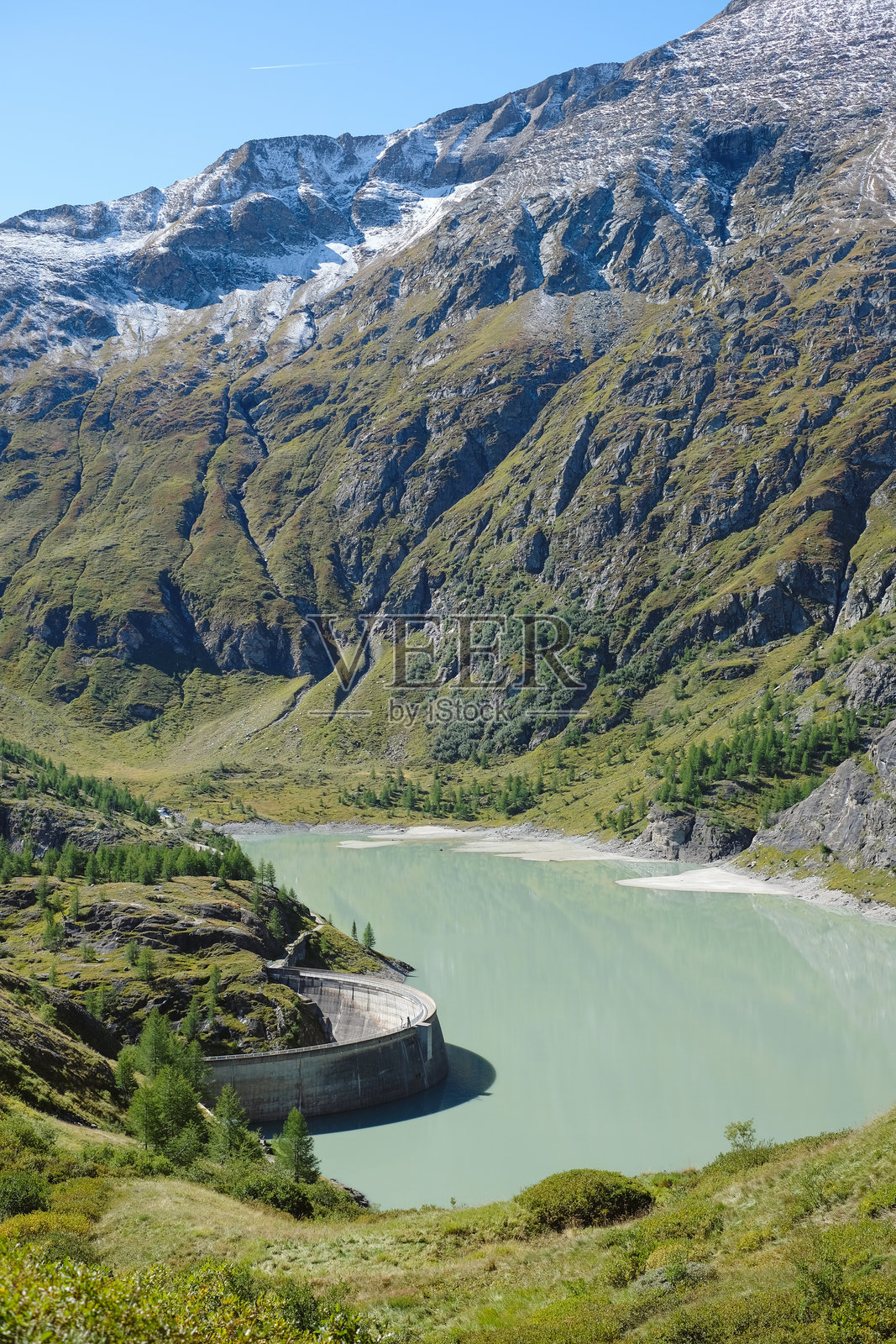 航拍湖泊与雪山照片摄影图片