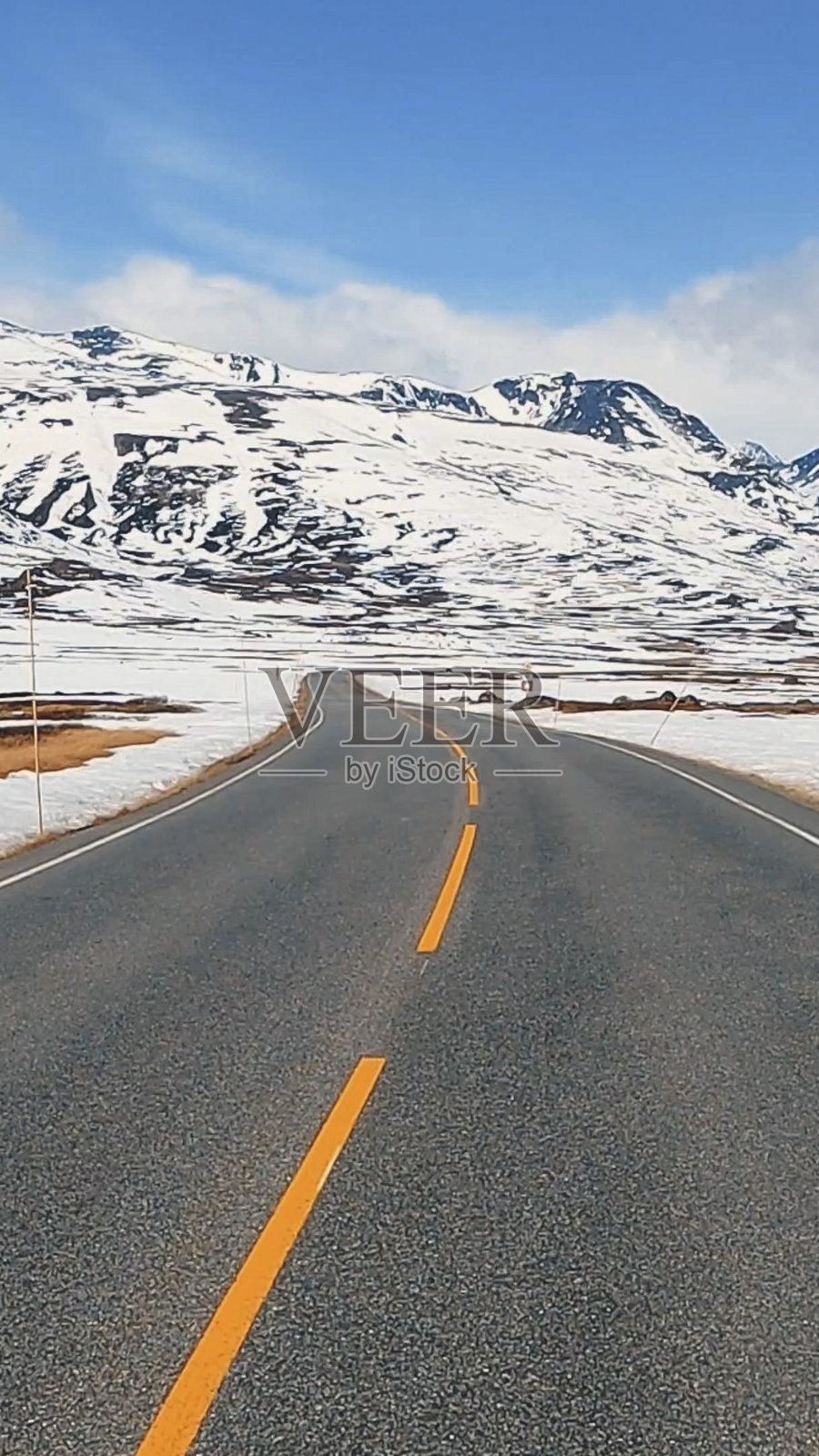 望向山顶积雪的山脉照片摄影图片