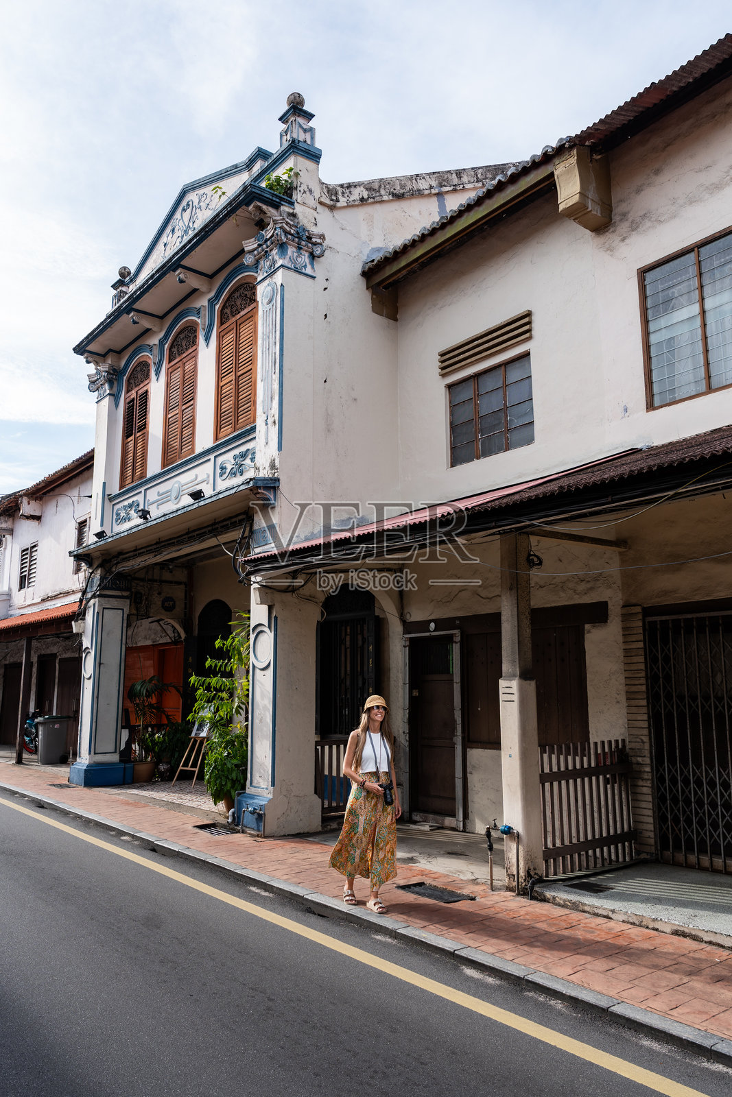 女士在马来西亚马六甲街头旅行，探索城市建筑照片摄影图片