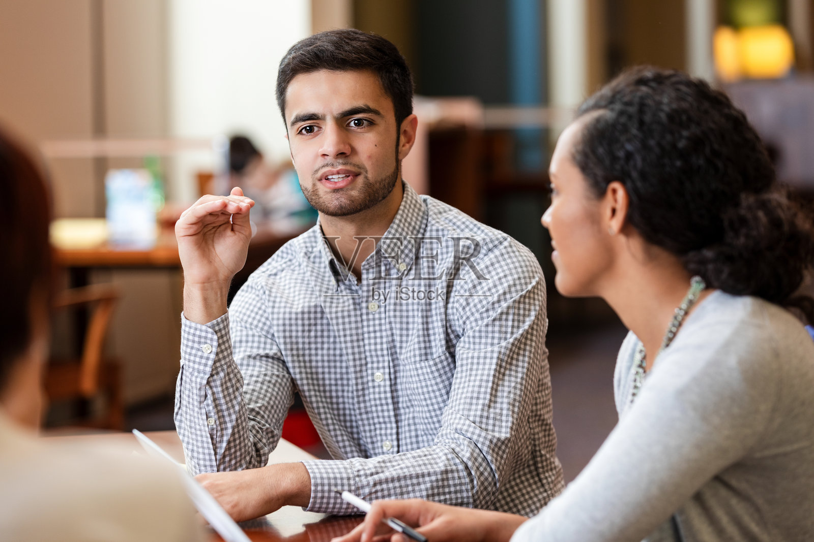 同事们在专业环境中进行讨论，合作开展项目。照片摄影图片