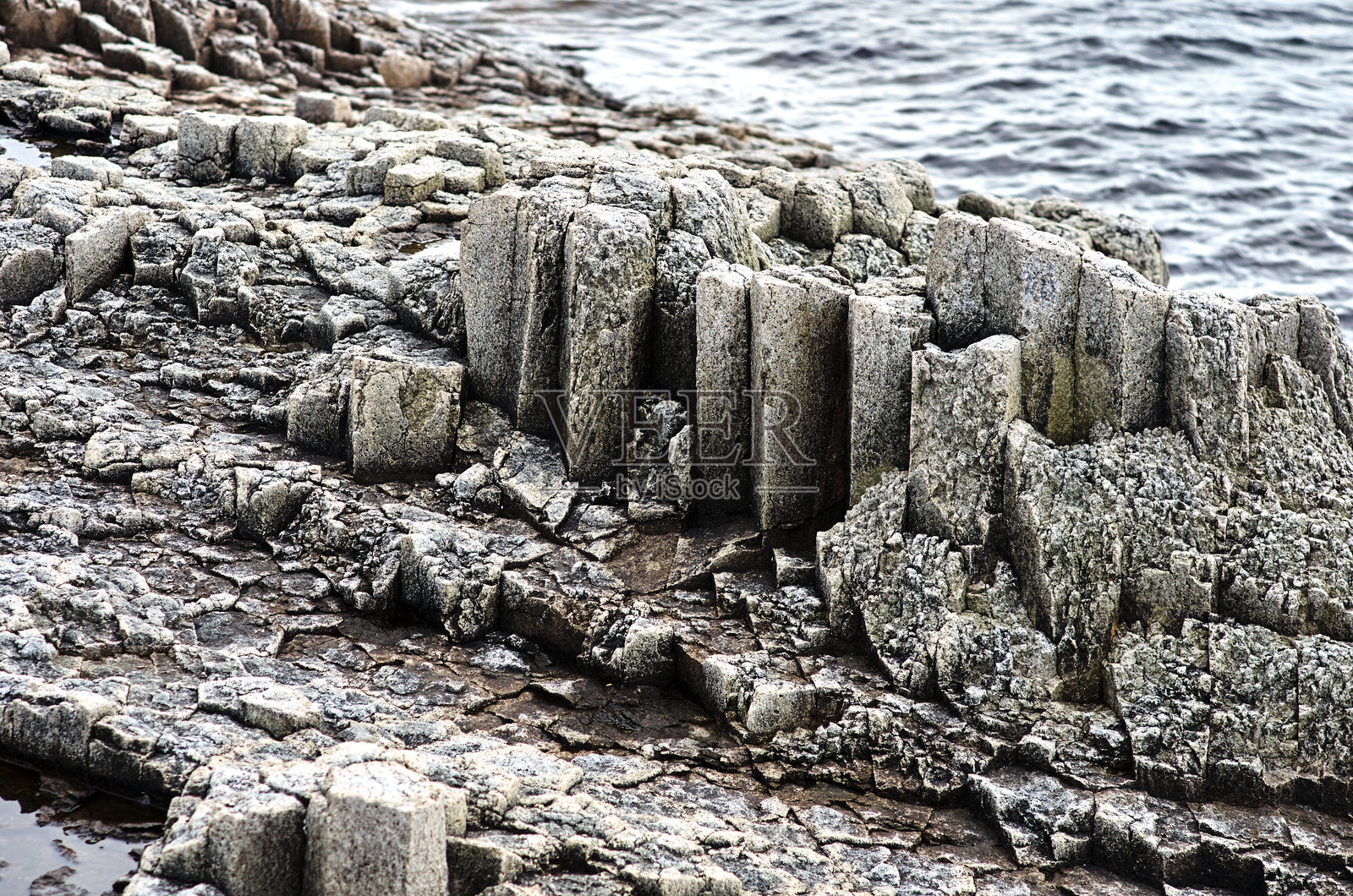 火山岩石柱，海边的冷熔岩照片摄影图片
