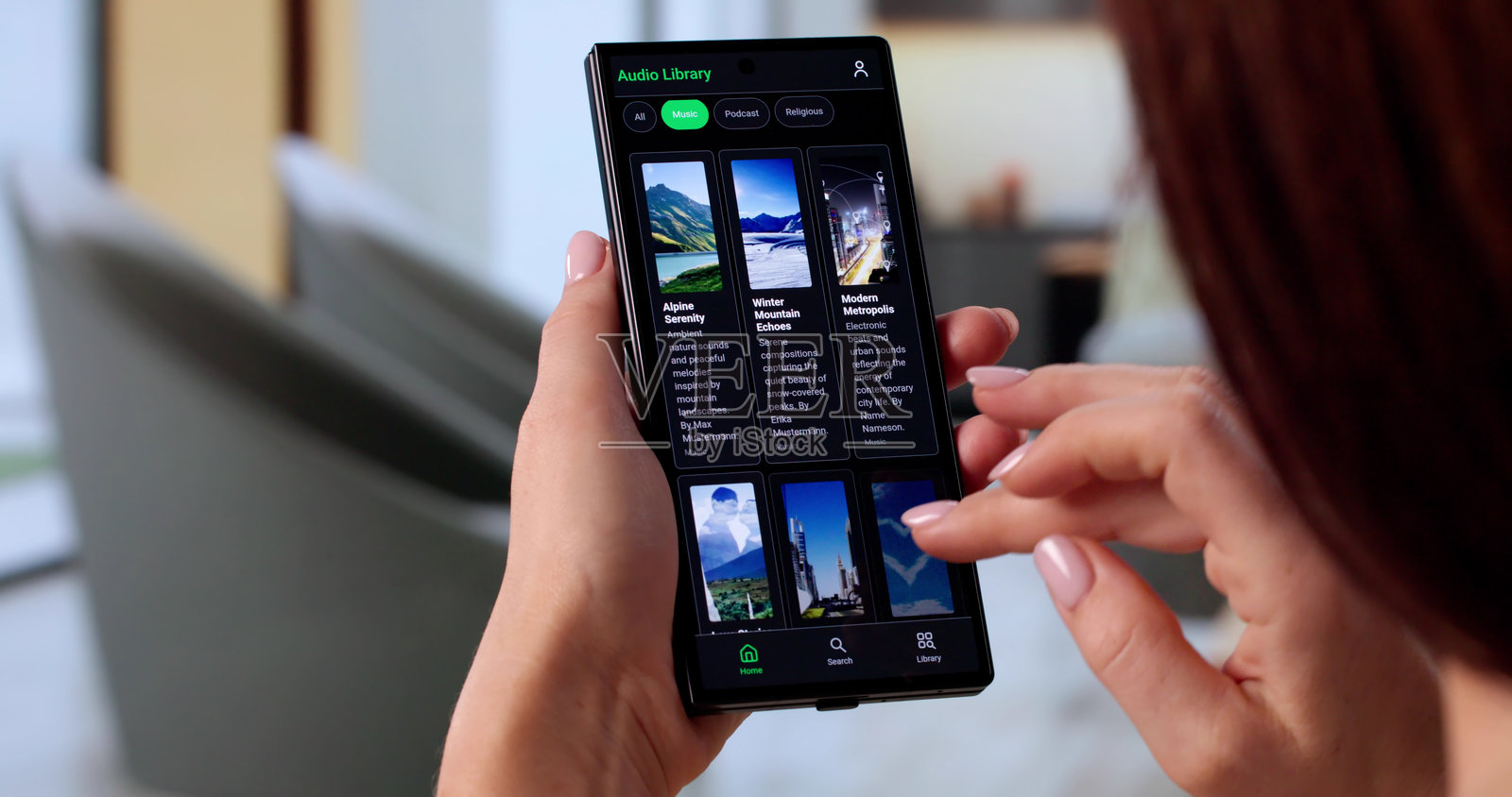 女孩用手机直播电台节目，播放列表照片摄影图片