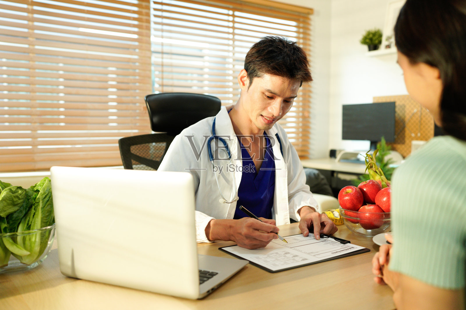 营养师向病人咨询健康的水果和蔬菜，强调正确的营养和饮食概念照片摄影图片