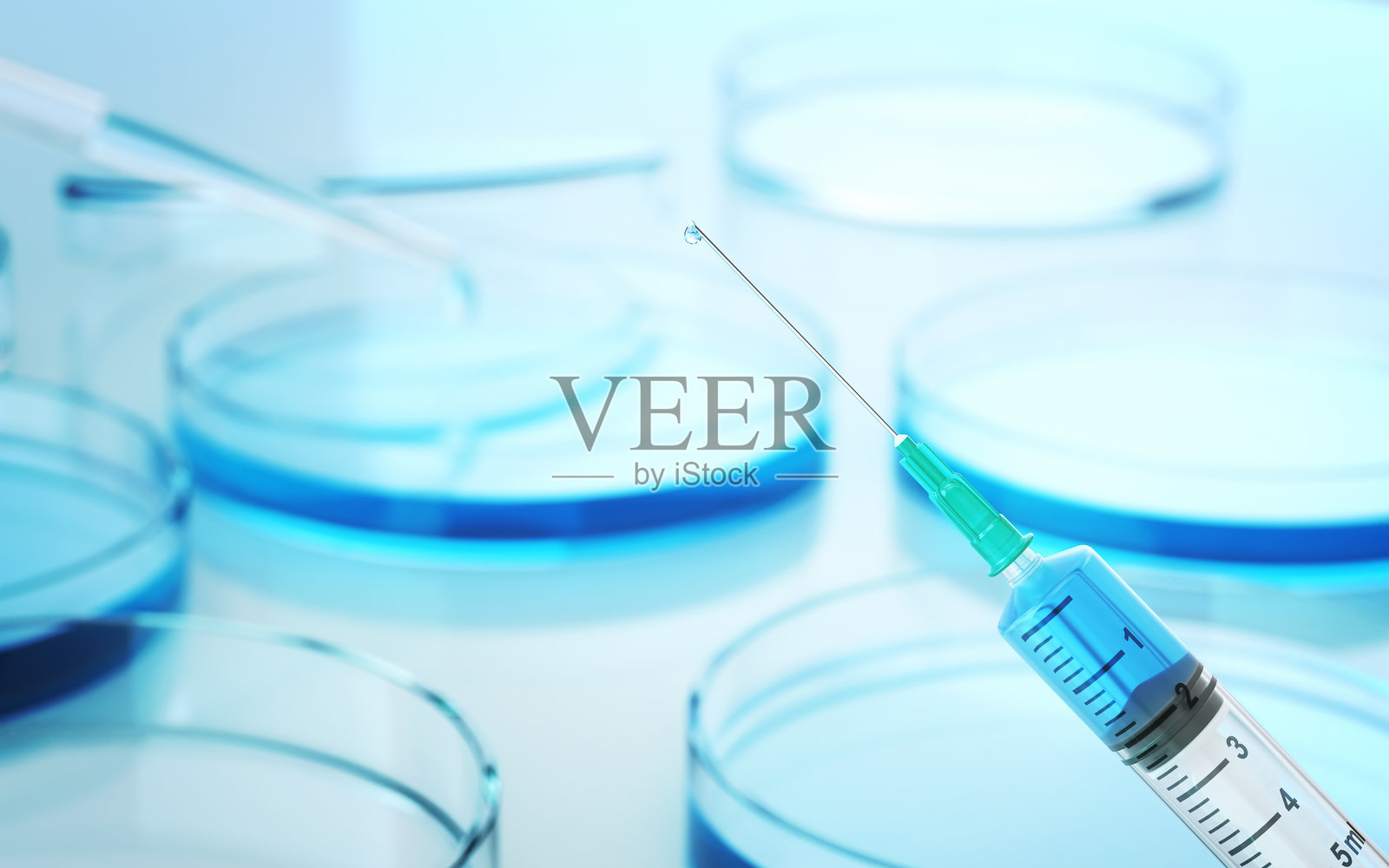 实验室环境中的带液滴的医用注射器照片摄影图片