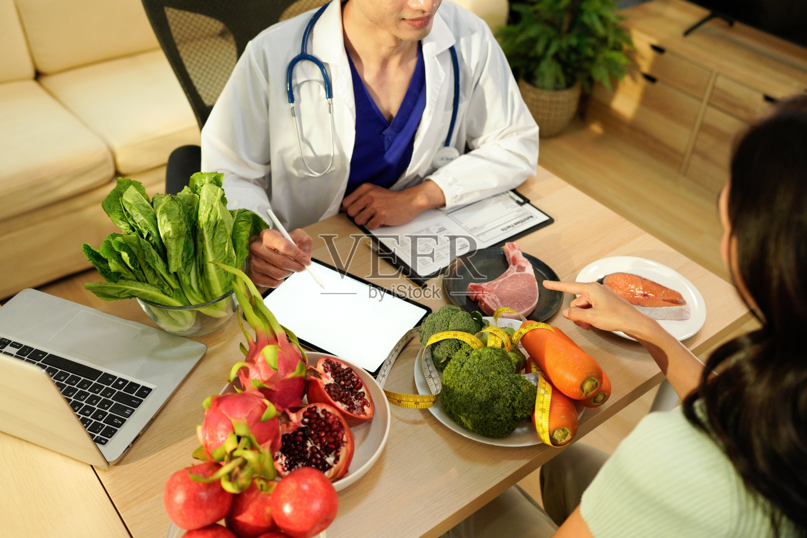 营养师向病人咨询健康的水果和蔬菜，正确的营养和饮食概念照片摄影图片