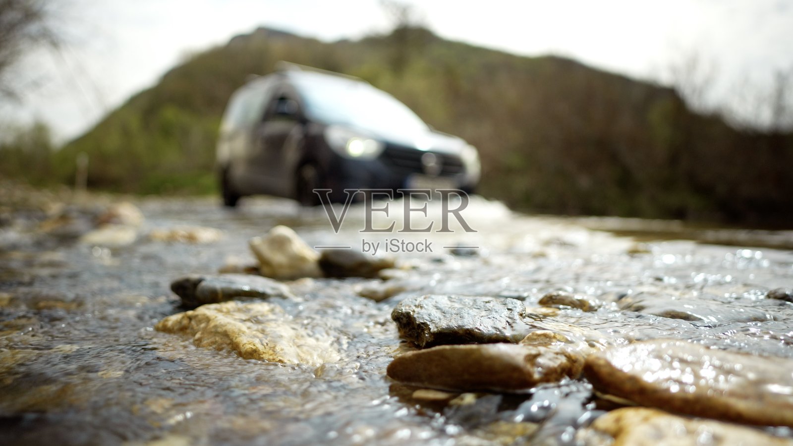越野探险。汽车涉水过河照片摄影图片