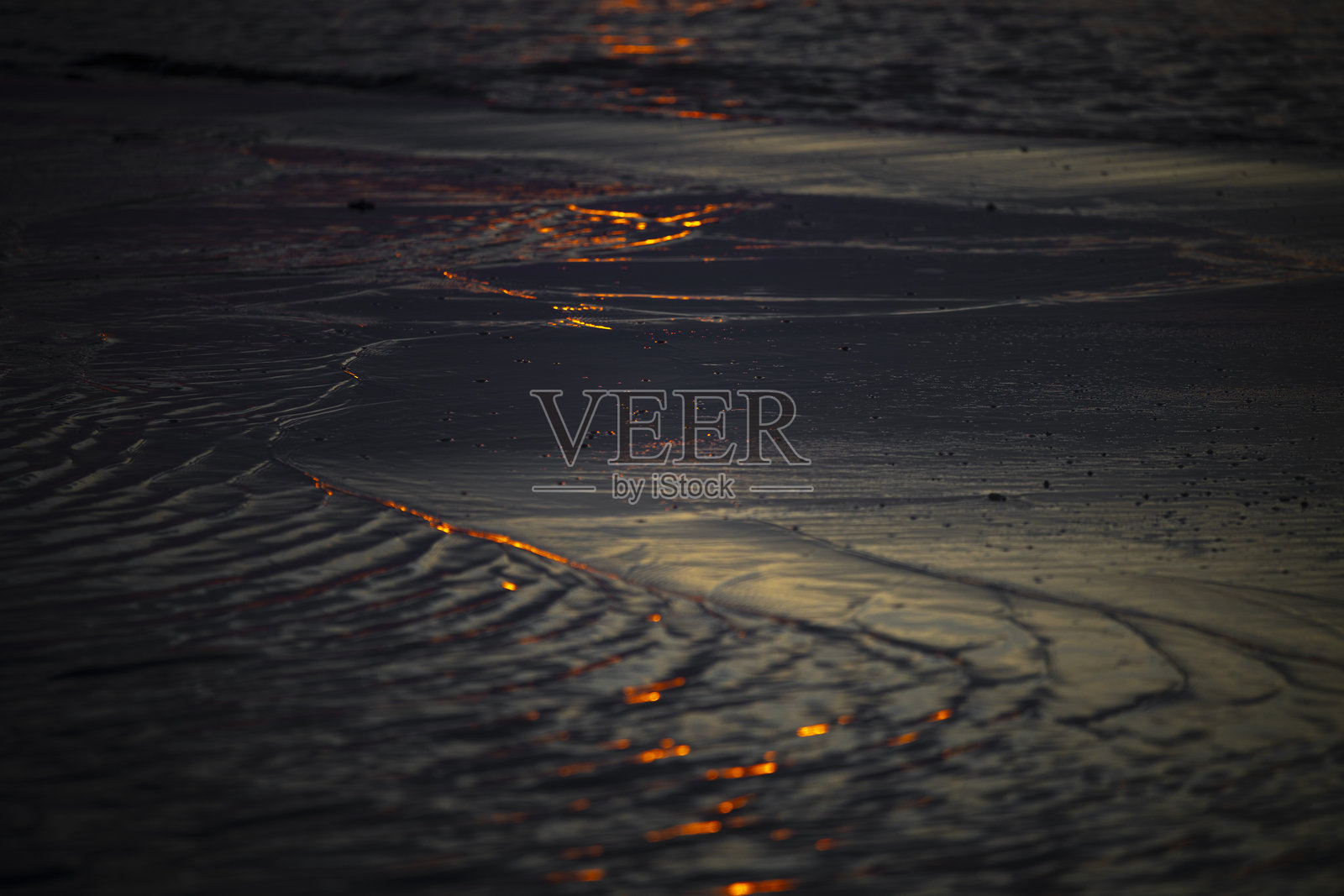 日落时分抽象极简的海浪照片。浅景深，散景，特写。照片摄影图片