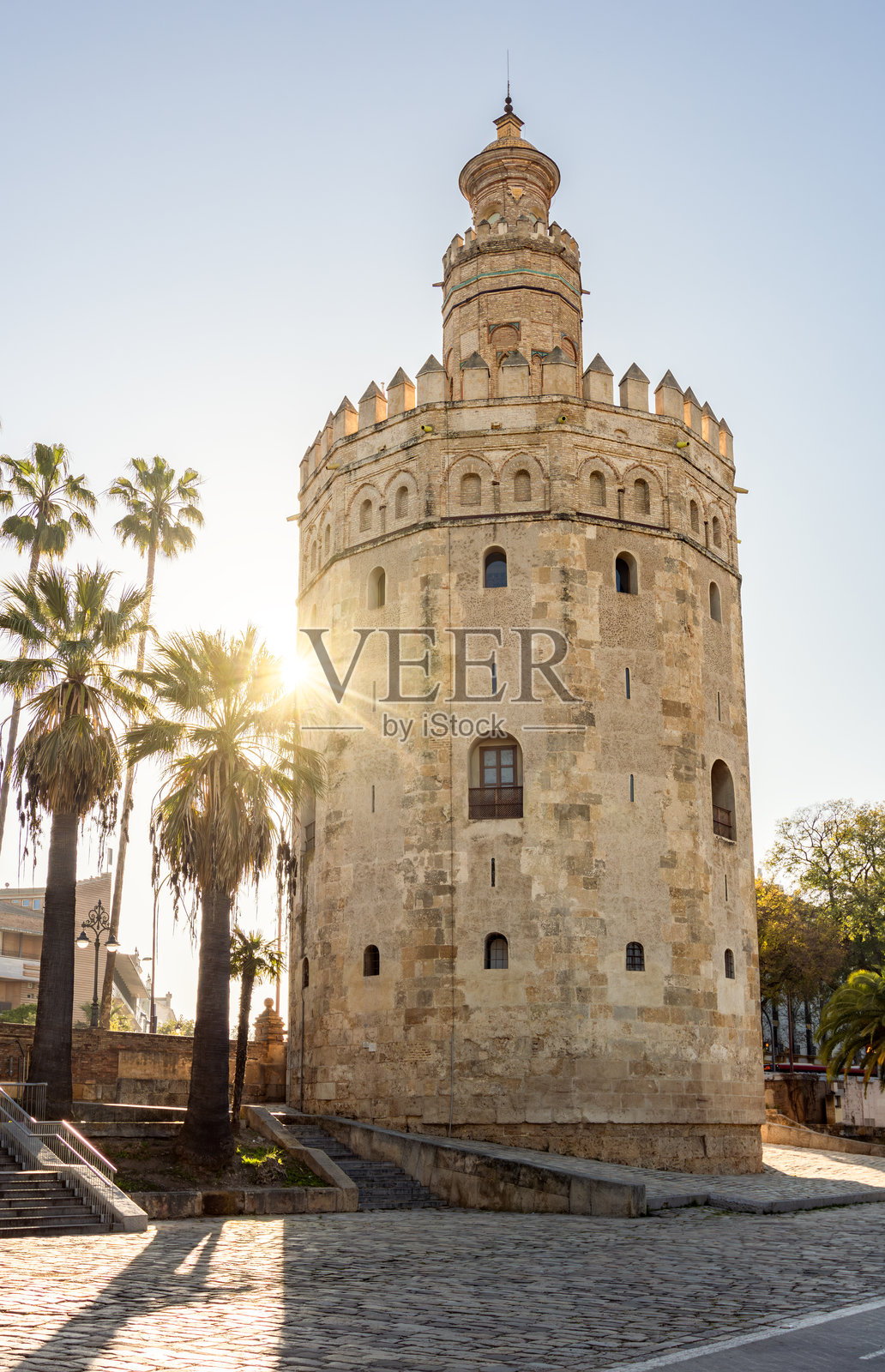 西班牙塞维利亚瓜达尔基维尔河岸边的黄金塔（Torre del Oro）照片摄影图片
