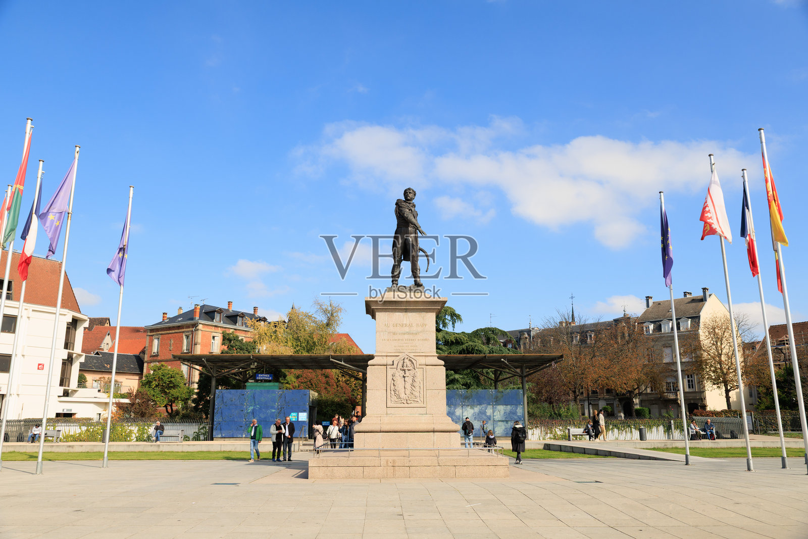 法国科尔马拉普广场上的拉普将军雕像，秋季照片摄影图片