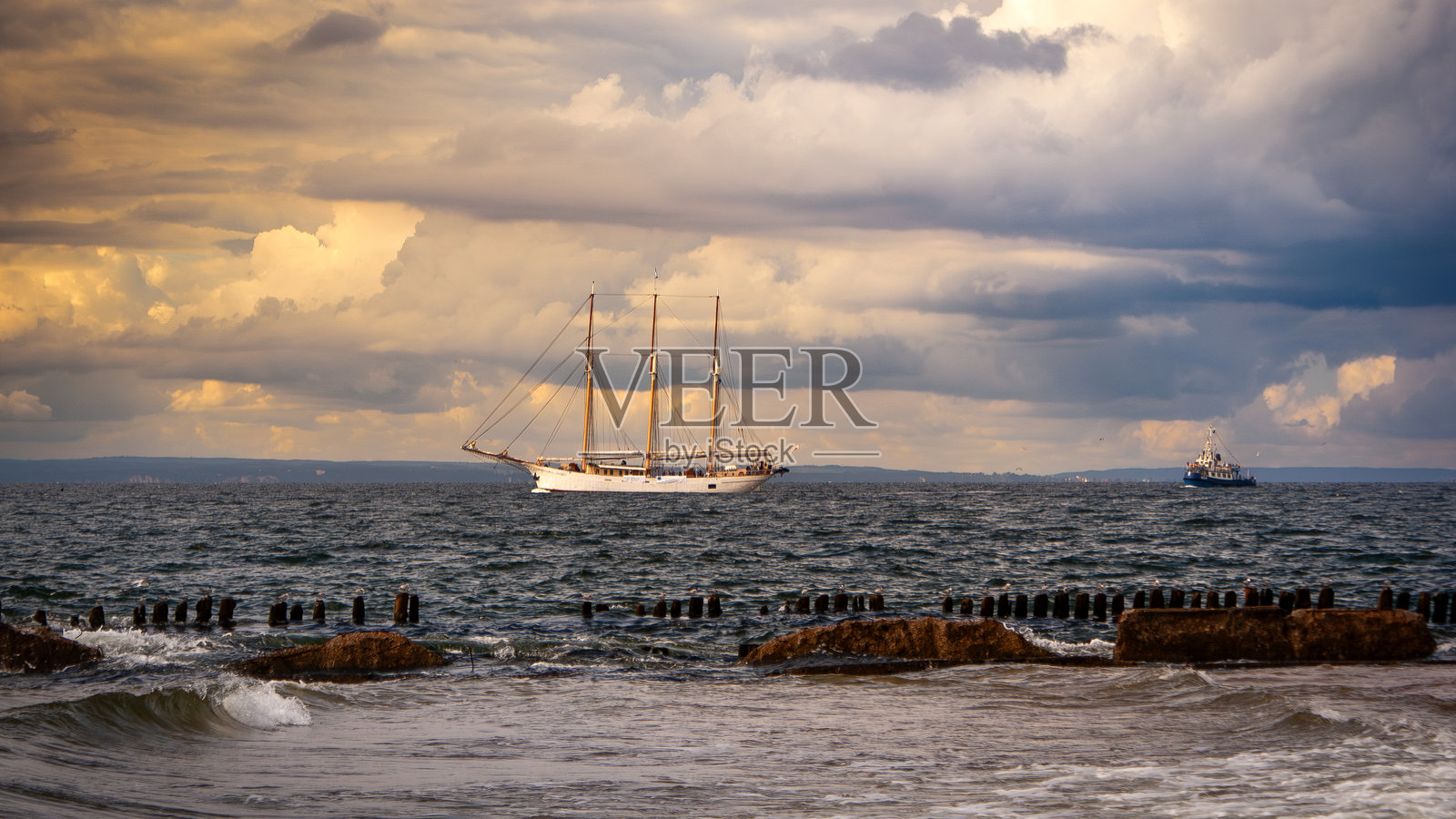 日落时分，“卡皮坦·博尔哈特”号帆船航行照片摄影图片