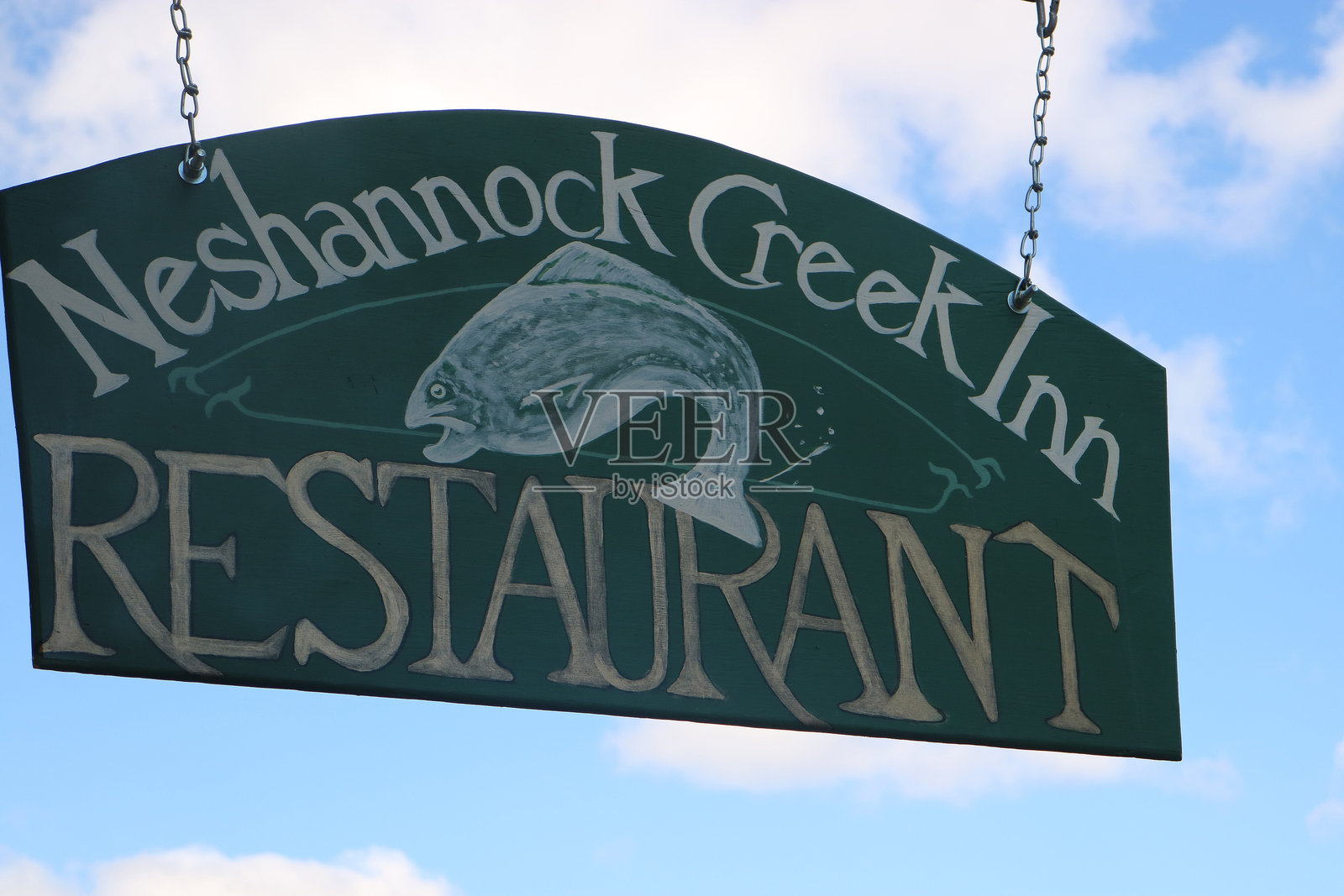 内沙诺克溪旅馆餐厅的绿色悬挂招牌。照片摄影图片