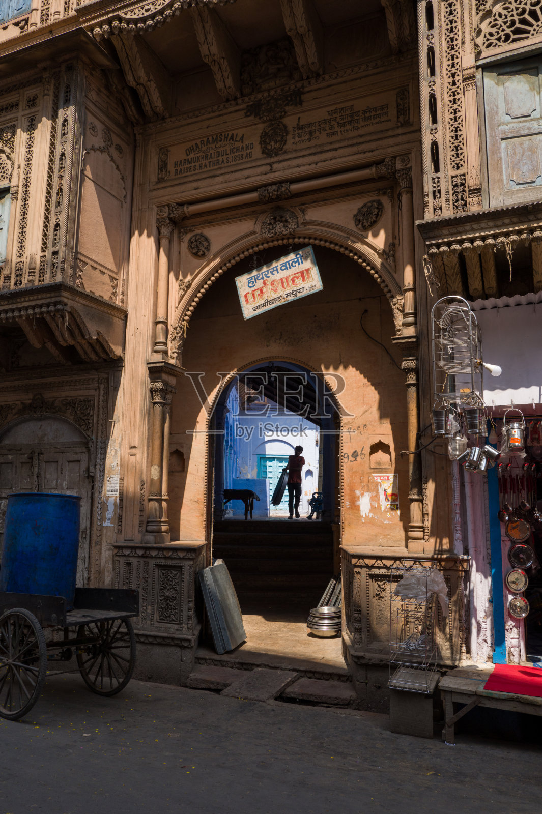 印度北方邦马图拉市中心一栋房屋的正面，夏季，晴天。照片摄影图片