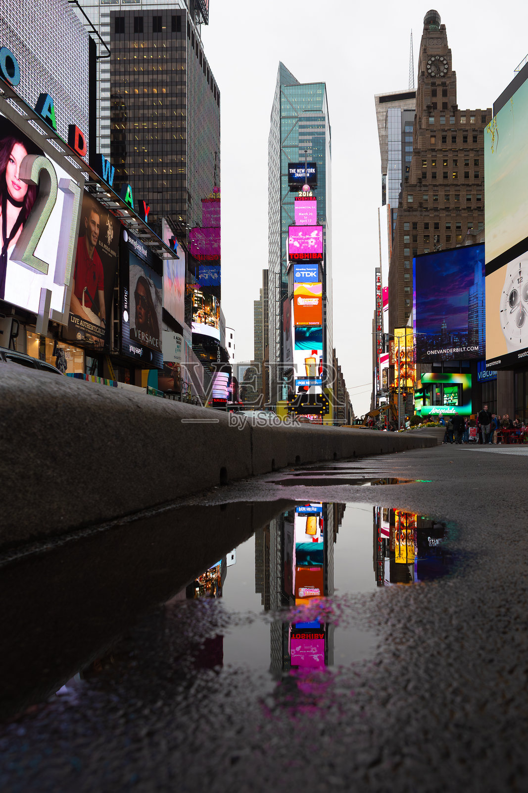 雨后纽约时代广场的灯光倒映在湿漉漉的街道上照片摄影图片