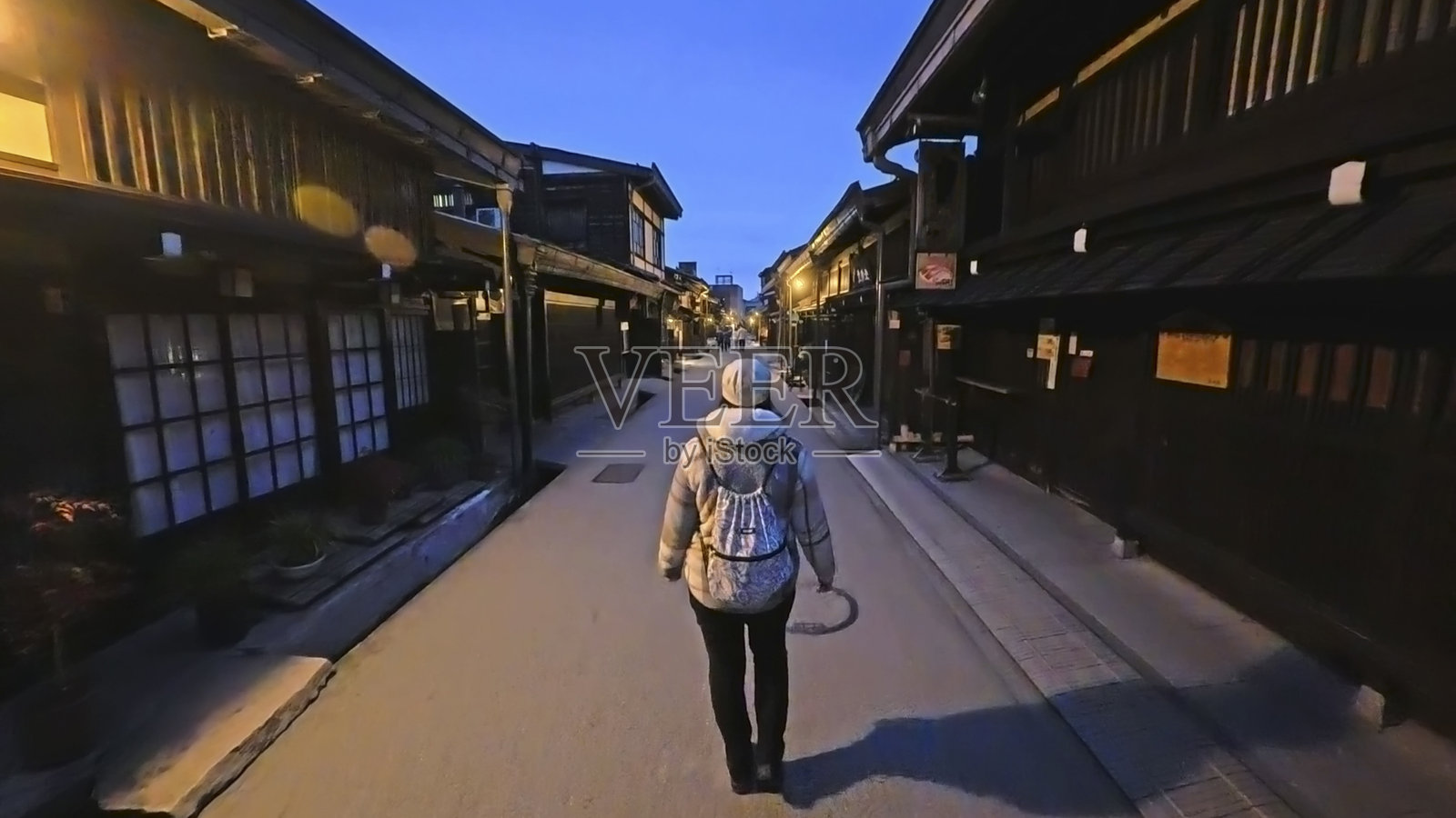 中年女性探索三町筋老街照片摄影图片