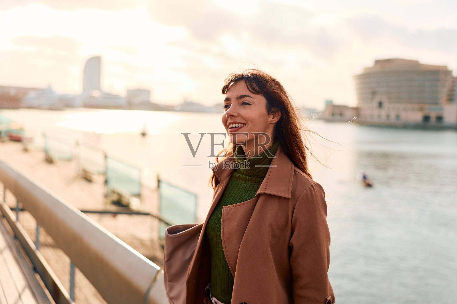 快乐的女人在巴塞罗那海滨享受城市旅行照片摄影图片