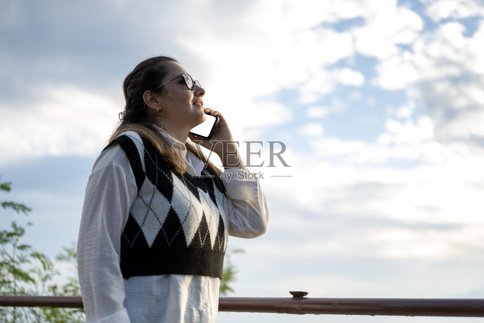 年轻女子在户外打电话照片摄影图片
