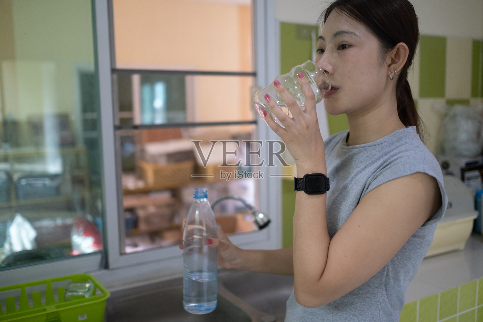 一位女士正在喝水照片摄影图片