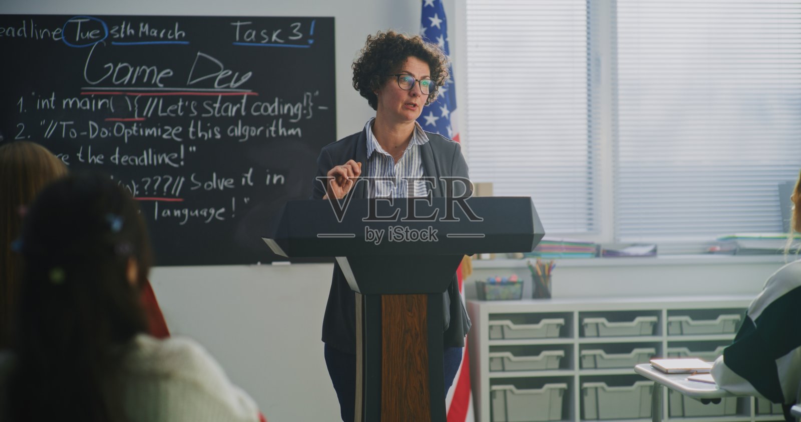 一位美国女教师站在讲台前，用幽默和热情引导课堂教学照片摄影图片