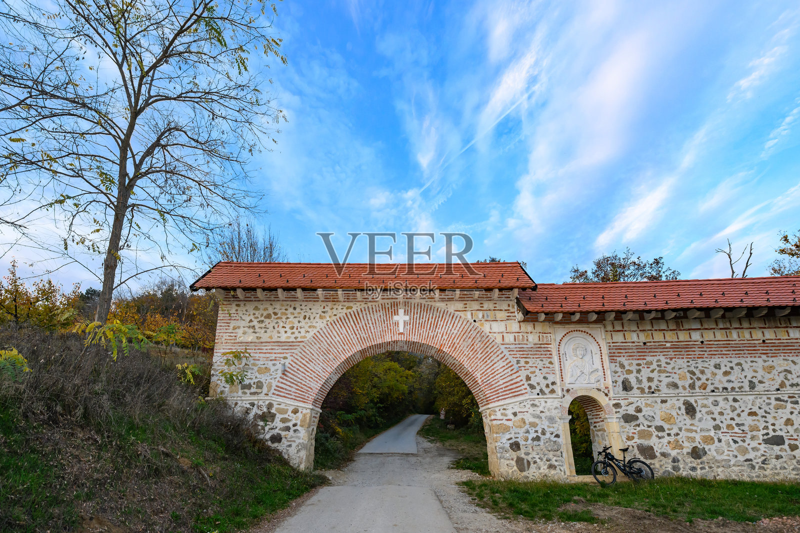 塞尔维亚弗鲁什卡戈拉的斯塔罗霍波沃修道院。照片摄影图片